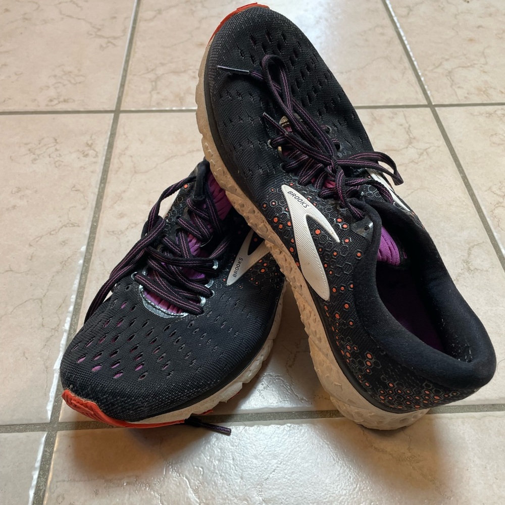 Used Brooks - Picture 2 of 7